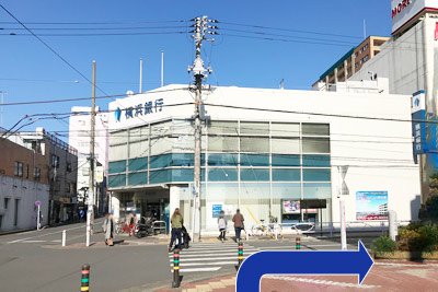 横浜銀行手前を右に曲がります