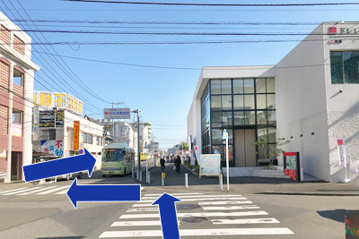 交差点を渡って左に横断し、道路沿いを真っすぐ進みます
